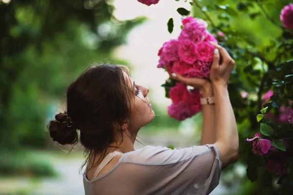 Picture Beautiful Woman Holding Heart Shaped Bouquet Pink Roses Garden — Stockfoto
