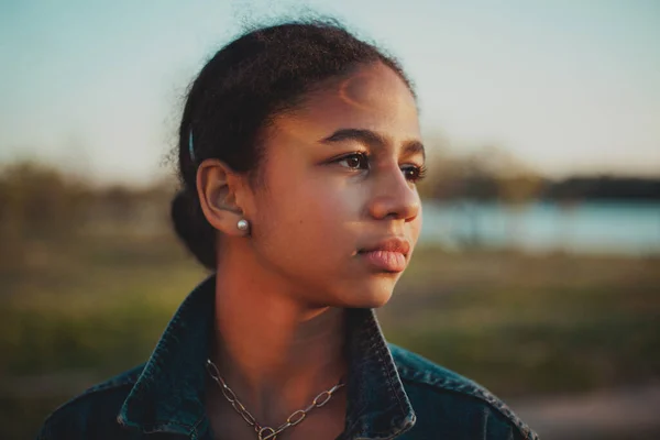 Outdoor Portraiy Teenage Beautiful Girl Looking Forward Fotos De Bancos De Imagens