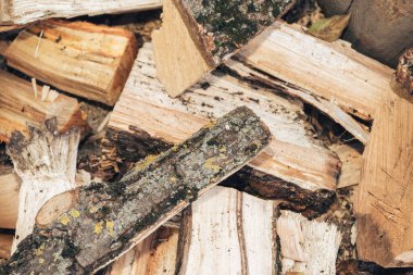 Güzel. Ahşap saplı eski bir balta yakacak odun yığınının üzerinde duruyor.