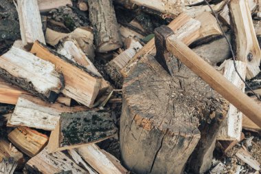 Balta tahtanın üzerinde duruyor. Yakacak odun kesme. Kış için yakacak odun hazırlıyorum. Tahta saplı demir balta.