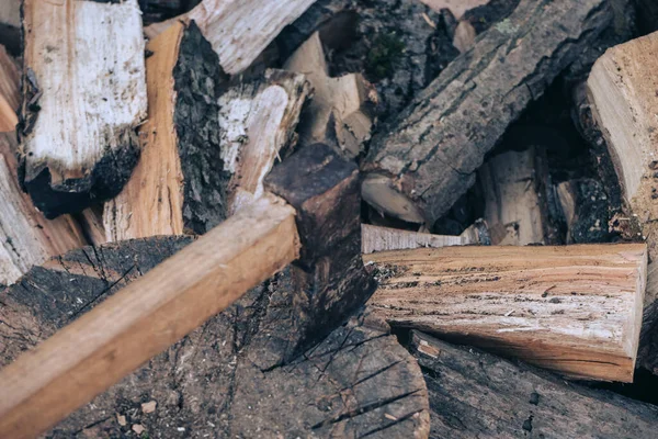 美しい木製のハンドルを持つ古い斧は薪の山の上にあり トップビューが閉じます — ストック写真