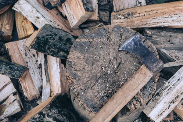Sekera Leží Dřevě Sekání Dříví Příprava Palivového Dříví Zimu Železná — Stock fotografie