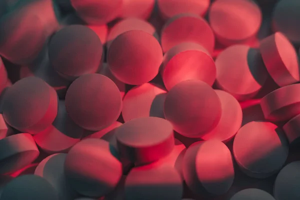 Tabletták Vagy Drogok Egy Csomagban Neon Fényben Gyönyörű Háttér Minta — Stock Fotó