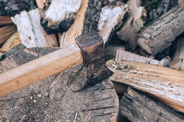 Krásná Stará Sekera Dřevěnou Rukojetí Leží Hromadě Palivového Dříví Pohled — Stock fotografie