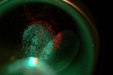 Tasarım için arkaplan dokusunda güzel soyut kırmızı, yeşil renkli parmak izi. Makro fotoğrafçılık görünümü.