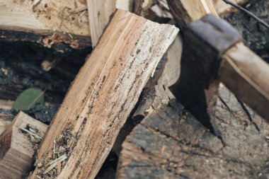 Güzel. Ahşap saplı eski bir balta yakacak odun yığınının üzerinde duruyor.