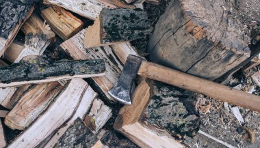 Balta tahtanın üzerinde duruyor. Yakacak odun kesme. Kış için yakacak odun hazırlıyorum. Tahta saplı demir balta.