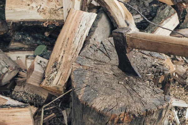 Sekera Leží Dřevě Sekání Dříví Příprava Palivového Dříví Zimu Železná — Stock fotografie