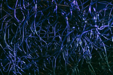 Güzel optik fiber renkli çizgi koyu arkaplanda bokeh.