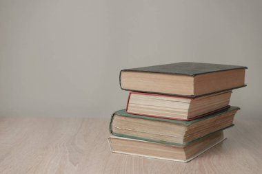 Güzel antika kitaplar. Tasarım için model arka planı. Ahşap masa ve beyaz duvar arkaplanındaki kitap..