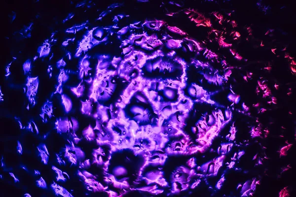 Renk ışığı olan güzel soyut kristal, tasarım için arkaplan deseni.