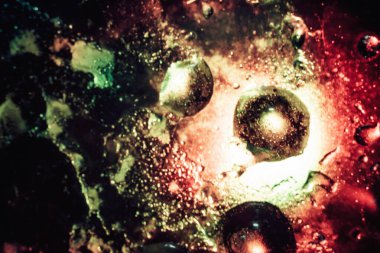 Tasarım için kırmızı, yeşil ışık arkaplan deseni üzerine güzel soyut sihirli damla.