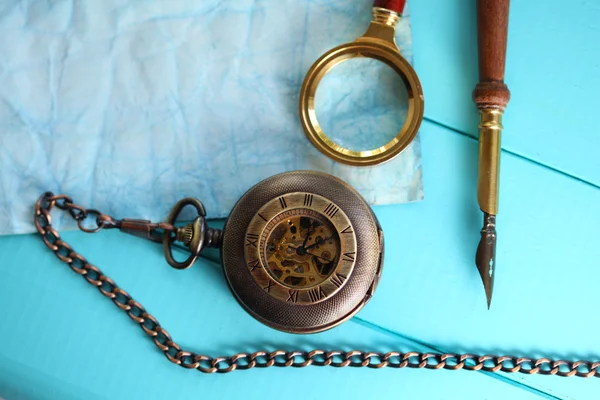 Antieke zakhorloge met een vergrootglas en een oude pen — Stockfoto