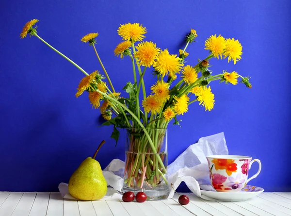 Nature morte avec des pissenlits — Photo