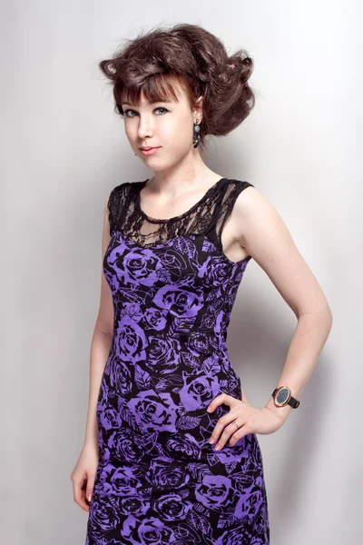 Belle fille dans une robe violette — Photo