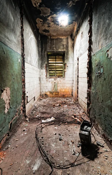 Внутри заброшенного здания — стоковое фото