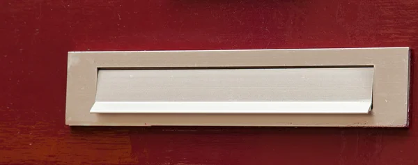 maildrop kırmızı bir kapı üzerinde