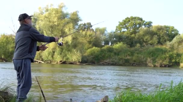 Pensionato Barbuto Grigio Sta Pescando Sulla Riva Lago Nel Villaggio — Video Stock