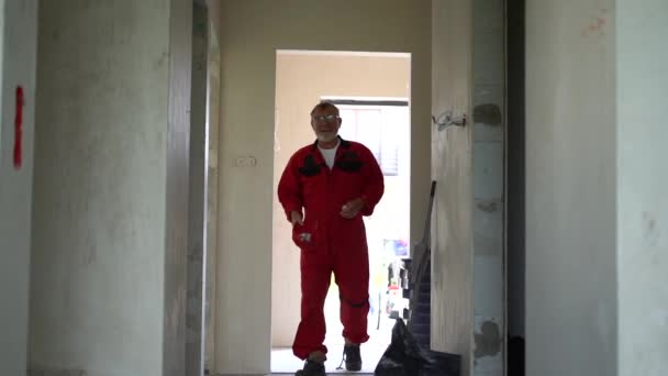 Polónia Wroclaw Outubro 2021 Trabalhador Construção Maduro Barba Cinza Macacões — Vídeo de Stock