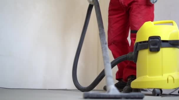 Pekerja membersihkan debu dengan vacuum cleaner di lantai. Layanan pembersih. penghilangan debu dengan vacuum cleaner. Pekerja menghapus debu dengan vacuum cleaner — Stok Video