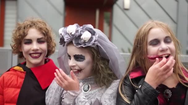 Ritratto all'aperto di tre adolescenti che celebrano Halloween. I danesi si truccano in modo spaventoso. Costume da vampiro e sposa morta — Video Stock