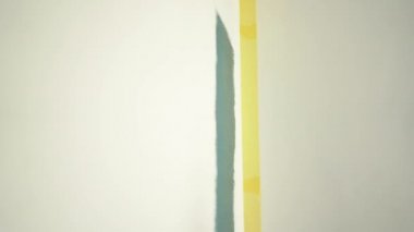 Bir işçinin eli beyaz bir duvar mavisi rengine boyar. Yenileme ve yaratıcılık konsepti. Bitirici araçlar