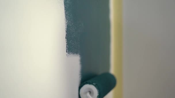 Peindre un mur blanc en turquoise bleue avec un rouleau. Décoration intérieure, rénovation et créativité — Video