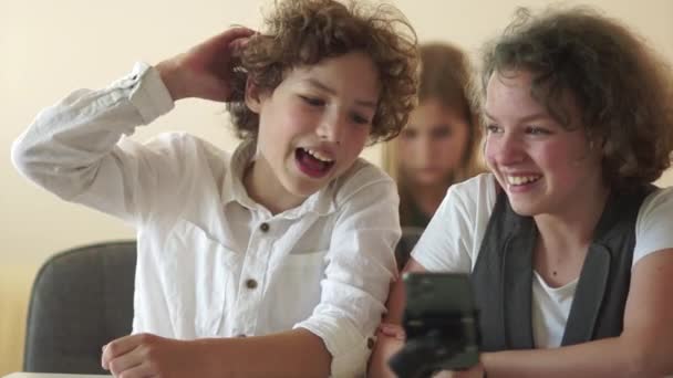 Retrato de una bloguera escolar con un estabilizador. Niño y niña filmando un video para un blog en la escuela — Vídeo de stock