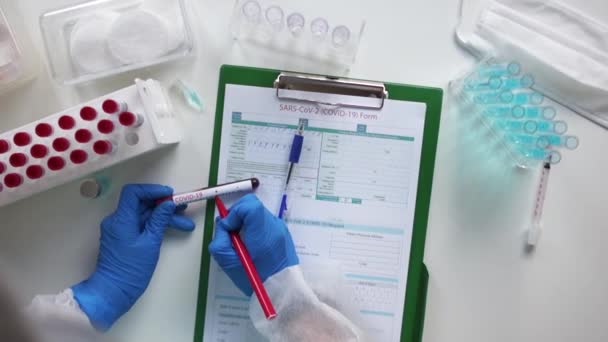 Laboratuardaki doktor viral hastalık için tüp tutuyor. COVID-19 2019-nCoV. Viral Coronavirus sars-cov-2 test sonuçları — Stok video