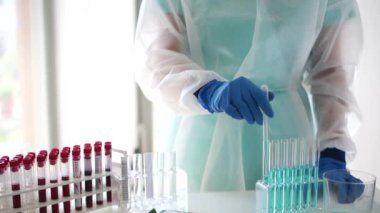Bir laboratuvar asistanının yakın çekimi, sars-cov-2 salgını sırasında PCR testlerinin sonuçlarını tıbbi laboratuvarda kaydeder. Covid-19 'un kaydı pozitif.