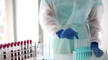 Covid 19 pozitif bir test. Koronavirüs için kitle testi, laboratuvar test sonuçları, PCR teşhisleri, virüse karşı antikorların tespiti.