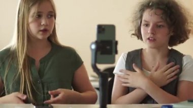 Liseli vlogger 'lar makara ya da öykü için video çekerler. Sosyal medya eğilimlerini okullarında, teneffüslerde, masalarında kaydediyorlar.