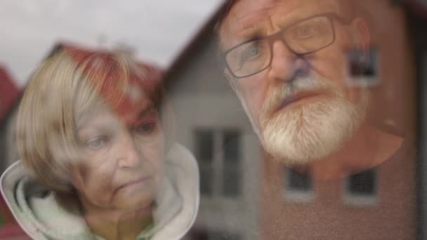 年事已高的已婚夫妇站在窗边，关心丈夫，拥抱妻子。关门大吉、孤独感和忧郁症患者在疗养院的伴侣 — 图库视频影像