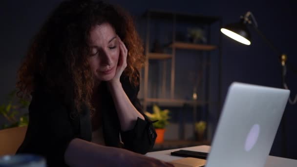Gecenin geç saatlerinde masasında üzgün bir iş kadınının portresi. İş ve mali krizde sorunlar, işten çıkarma kavramı — Stok video