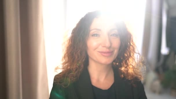 Sunny portrait of lovely brunette curly mature woman in business suit — Video Stock