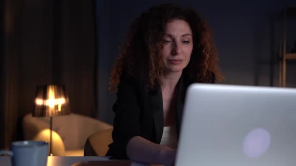 Problems at work and financial crisis, layoffs concept. Portrait of an upset business woman at her desk late at night — Wideo stockowe