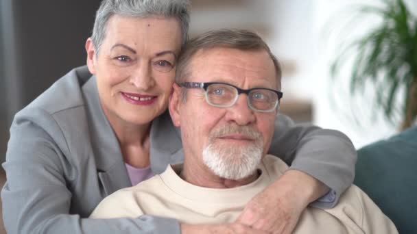 Porträt eines stilvollen grauhaarigen Paares. Kurze Haare Frau umarmt Mann, glückliche Rentnerfamilie — Stockvideo