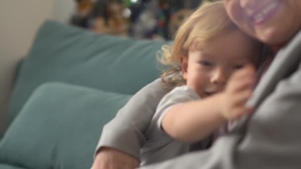 Primo piano della mano di una donna anziana che abbraccia il nipotino. Concetto di nonna e nipote, infanzia felice — Video Stock