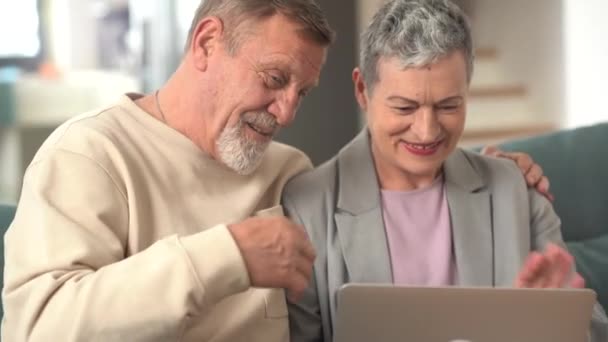Liebende Ehepartner kommunizieren mit ihren erwachsenen Kindern per Laptop und Videoanrufen aus der Ferne. Moderne Technologien — Stockvideo