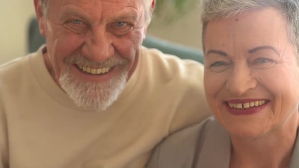 Close-up portret van een volwassen grijs haar paar, man en vrouw lachen terwijl ze naar de camera kijken. Stijlvolle vrouw met kort kapsel en grijze man met baard — Stockvideo