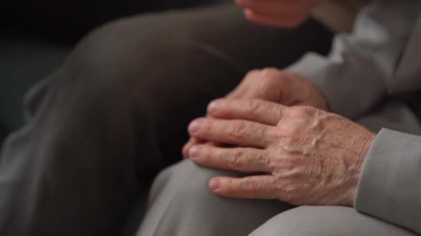 Αληθινά συναισθήματα. Κοντινό πλάνο των χεριών καλών ηλικιωμένων που κρατιούνται μαζί. Ηλικιωμένοι σύζυγοι που κρατιούνται χέρι-χέρι από κοντινή απόσταση, ώριμη ηλικιωμένη οικογένεια — Αρχείο Βίντεο