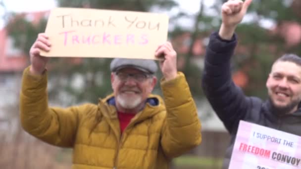 Portrait de personnes avec des affiches Merci camionneurs et convoi Liberté tous les dimanches marche contre les blocages et les mandats de vaccination dans un Canada — Video