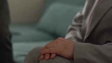 Bir erkek ve bir kadın, birbirini destekleyen ve seven yaşlı insanların ellerine yakın çekim. Olgun evli çift kavramı