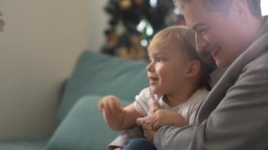 Kısa saçlı ve takım elbiseli olgun aktif bir kadın mutlu bir sarışına sarılıyor. Büyükanne ve torun kavramı