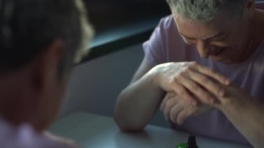 Güçlü kadın aynaya bakar ve güler. Kemoterapi ya da radyasyon tedavisi gören kısa gri saçlı güzel bir kadının portresi.