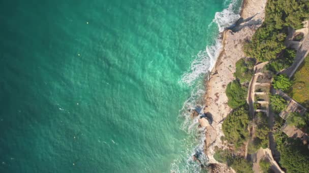 地中海沿岸美丽的空中风景 碧绿的浪花缓缓地翻滚在沙滩上 悬崖峭壁上风景如画 — 图库视频影像