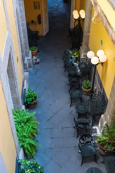 Entrance to the old colonial building in Mexico City — Stock Photo, Image