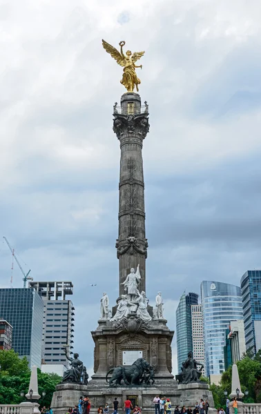 Independence monument , which is a centrepiece to a roundabout n — Stock Photo, Image