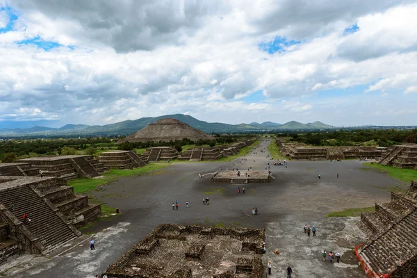 Pyramid of the Sun and Avenue of Dead as viewed from pyramid of — Stock Photo, Image