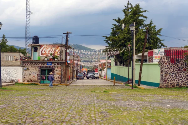 Ulica w pobliżu kościoła i klasztoru w oxtotipac, Meksyk — Zdjęcie stockowe